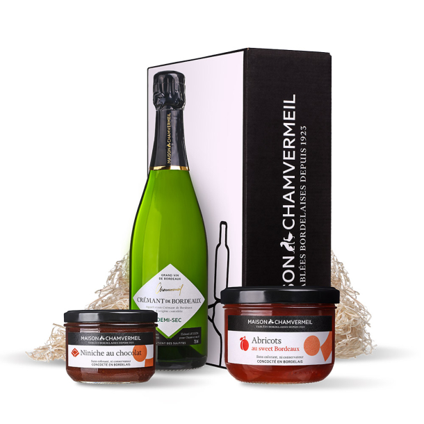 A table avec du Crémant de Bordeaux Blanc Demi-Sec Coffret vin & gastronomie coffret